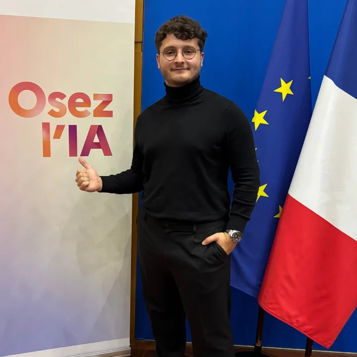 Léo Brice, fondateur d'Innovia, devant le kakémono Osez l'IA du Gouvernement